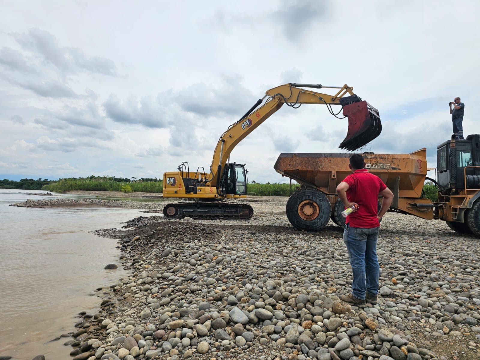 Excavadora cargando material de río en Tajo Rocadura del Caribe